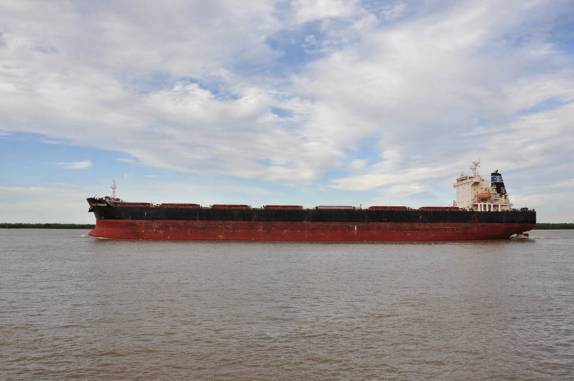 Grandes cargueiros navegam no rio Paraná em Rosário, na Argentina